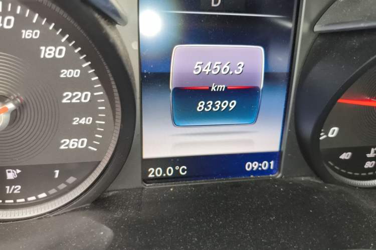 Used Mercedes-Benz GLC 2016 GLC 260 4MATIC Luxury Model Odometer Close Up