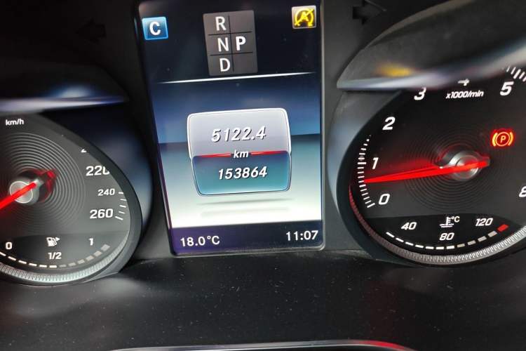 Used Mercedes-Benz GLC 2016 GLC 300 4MATIC Dynamic Model Odometer Close Up