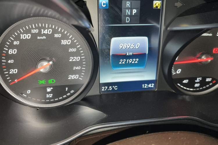 Used Mercedes-Benz GLC 2016 GLC 300 4MATIC Dynamic Model Odometer Close Up