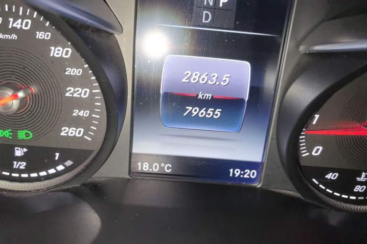 Used Mercedes-Benz GLC 2016 GLC 300 4MATIC Dynamic Model Odometer Close Up