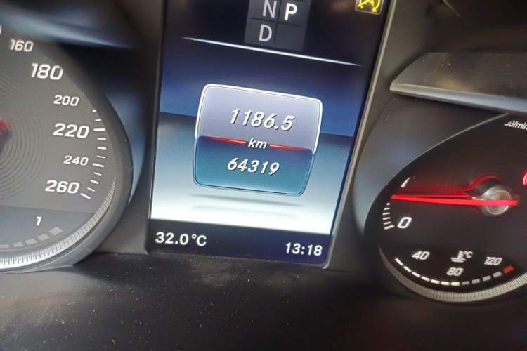 Used Mercedes-Benz GLC 2016 GLC 260 4MATIC Dynamic Edition Odometer Close Up