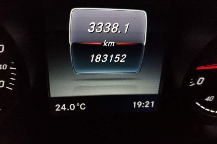 Used Mercedes-Benz GLC 2016 GLC 260 4MATIC Dynamic Edition Odometer Close Up