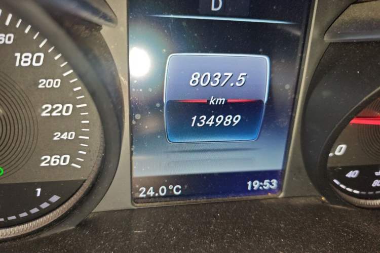 Used Mercedes-Benz GLC 2016 GLC 260 4MATIC Dynamic Edition Odometer Close Up