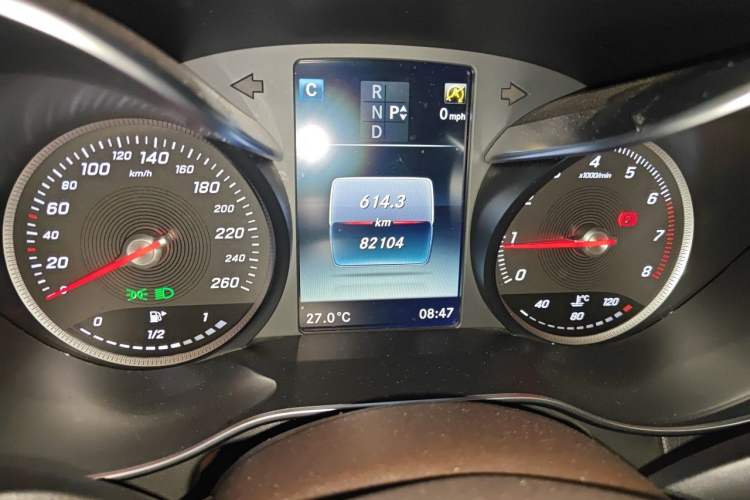 Used Mercedes-Benz GLC 2016 GLC 260 4MATIC Luxury Model Odometer Close Up