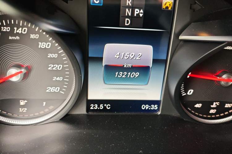 Used Mercedes-Benz GLC 2016 GLC 300 4MATIC Dynamic Model Odometer Close Up