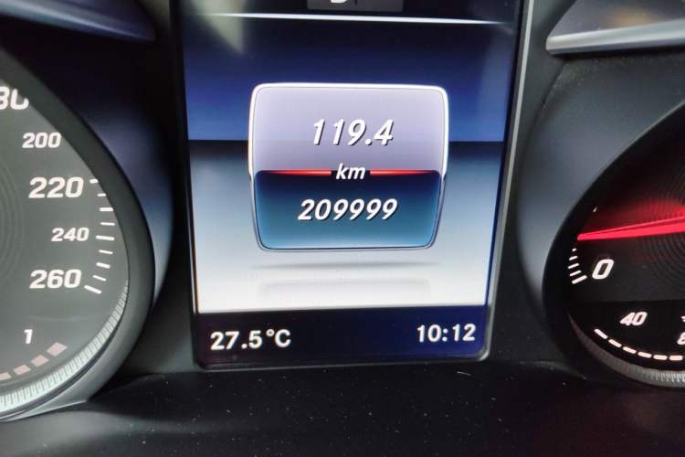 Used Mercedes-Benz GLC 2016 GLC 300 4MATIC Dynamic Model Odometer Close Up
