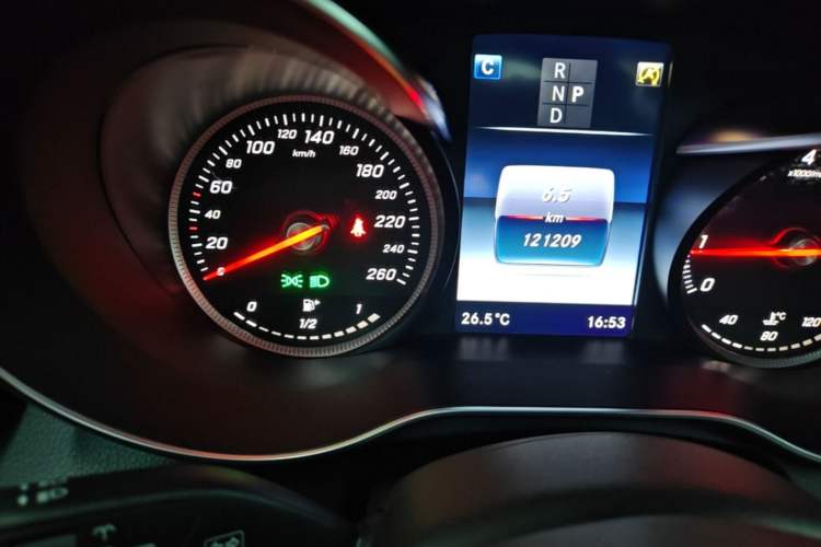 Used Mercedes-Benz GLC 2016 GLC 260 4MATIC Dynamic Edition Odometer Close Up