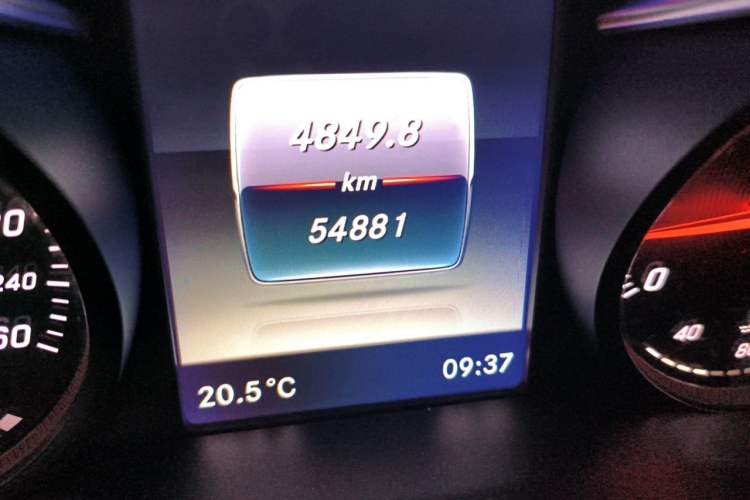 Used Mercedes-Benz GLC 2016 GLC 300 4MATIC Dynamic Model Odometer Close Up