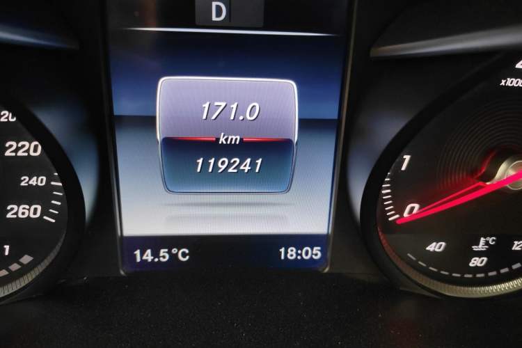 Used Mercedes-Benz GLC 2016 GLC 200 4MATIC Odometer Close Up