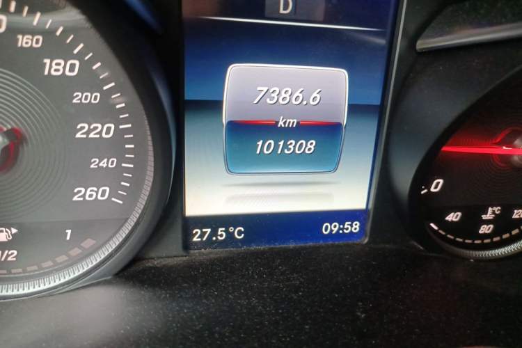 Used Mercedes-Benz GLC 2016 GLC 260 4MATIC Dynamic Edition Odometer Close Up