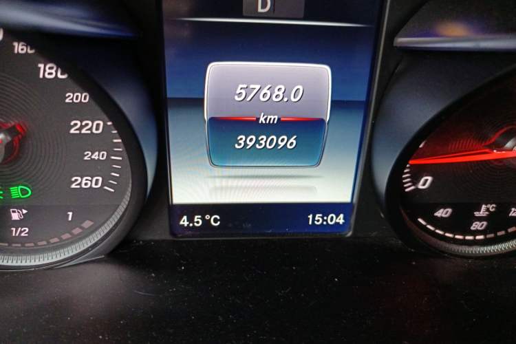 Used Mercedes-Benz GLC 2016 GLC 300 4MATIC Dynamic Model Odometer Close Up