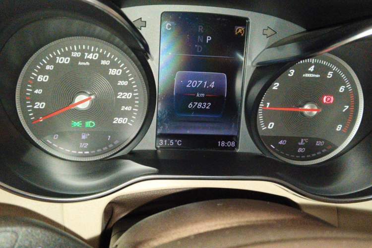 Used Mercedes-Benz GLC 2016 GLC 260 4MATIC Dynamic Edition Odometer Close Up