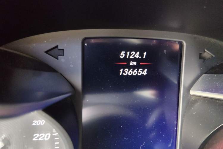 Used Mercedes-Benz GLC 2016 GLC 260 4MATIC Dynamic Edition Odometer Close Up