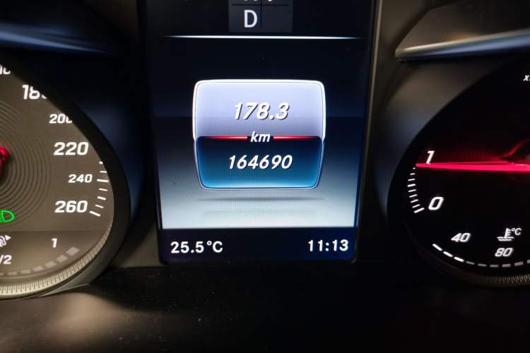 Used Mercedes-Benz GLC 2016 GLC 260 4MATIC Dynamic Edition Odometer Close Up