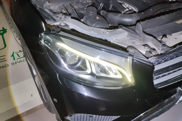 Used Mercedes-Benz GLC 2016 GLC 260 4MATIC Luxury Model Right Front Headlight