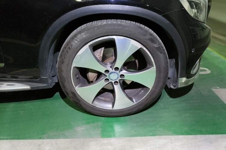 Used Mercedes-Benz GLC 2016 GLC 300 4MATIC Luxury Model Right Front Wheel Hub