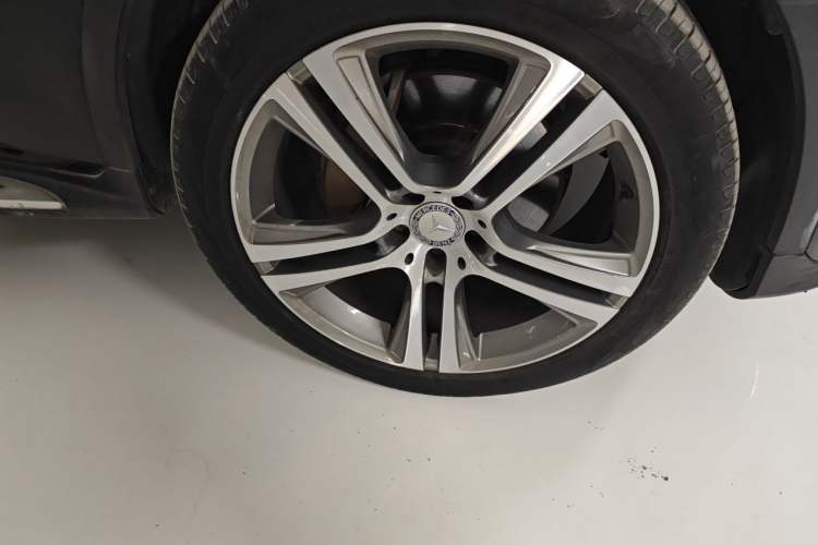 Used Mercedes-Benz GLC 2016 GLC 300 4MATIC Dynamic Model Right Front Wheel Hub