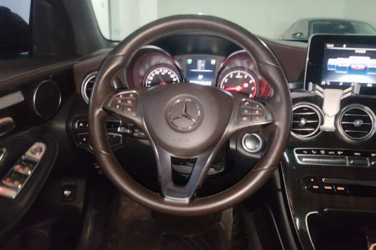 Used Mercedes-Benz GLC 2016 GLC 260 4MATIC Luxury Model Steering Wheel