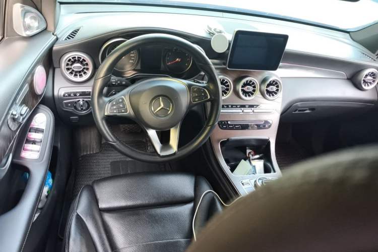 Used Mercedes-Benz GLC 2016 GLC 300 4MATIC Dynamic Model Steering Wheel
