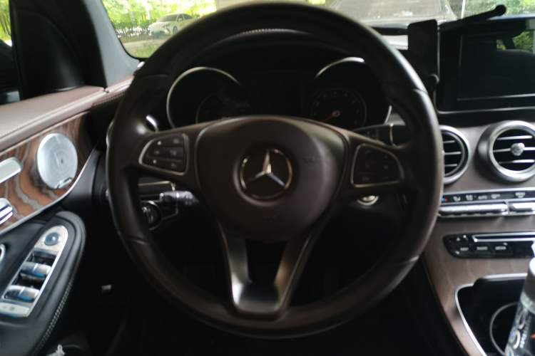 Used Mercedes-Benz GLC 2016 GLC 300 4MATIC Dynamic Model Steering Wheel