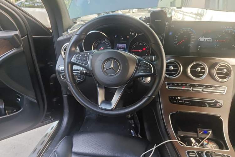 Used Mercedes-Benz GLC 2016 GLC 300 4MATIC Dynamic Model Steering Wheel