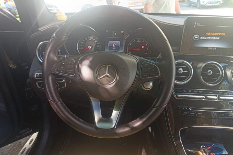 Used Mercedes-Benz GLC 2016 GLC 260 4MATIC Luxury Model Steering Wheel