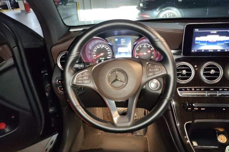 Used Mercedes-Benz GLC 2016 GLC 260 4MATIC Luxury Model Steering Wheel