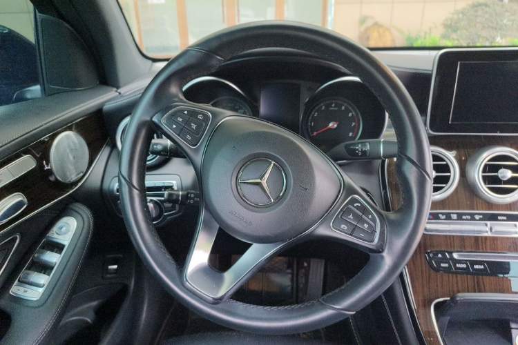 Used Mercedes-Benz GLC 2016 GLC 260 4MATIC Luxury Model Steering Wheel