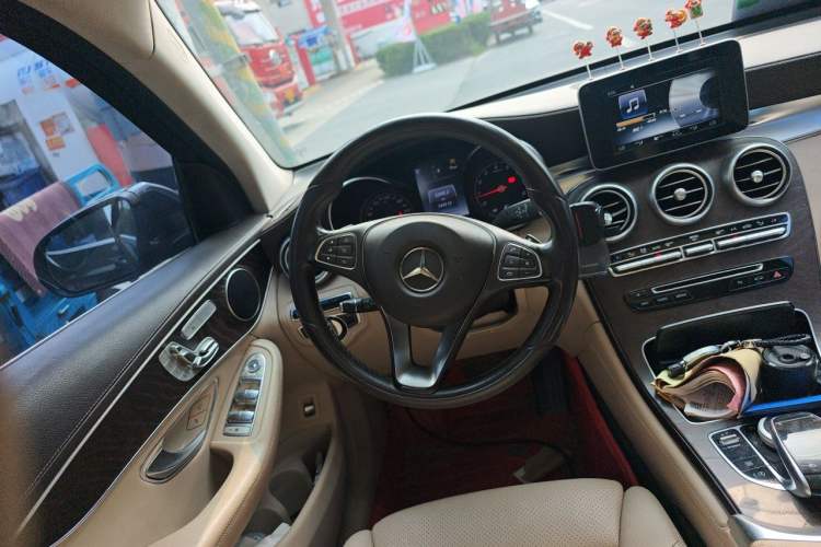 Used Mercedes-Benz GLC 2016 GLC 300 4MATIC Dynamic Model Steering Wheel