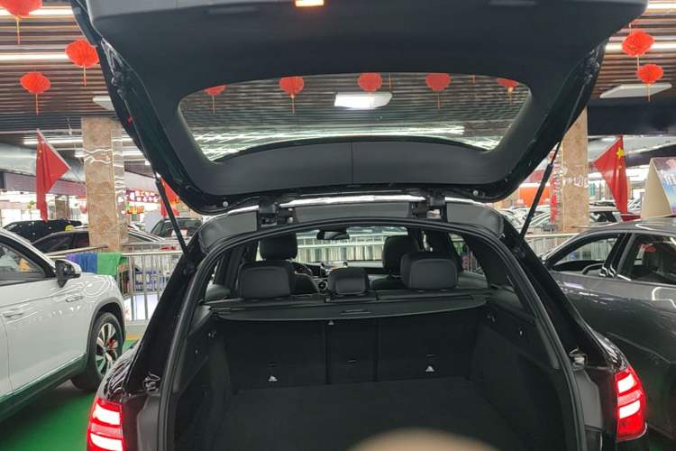 Used Mercedes-Benz GLC 2016 GLC 300 4MATIC Dynamic Model Trunk