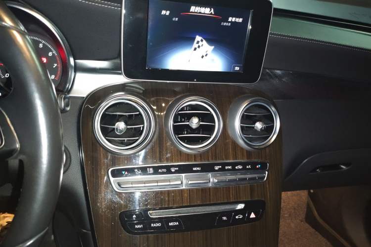 Used Mercedes-Benz GLC 2016 GLC 260 4MATIC Dynamic Edition Audio And AC Panel