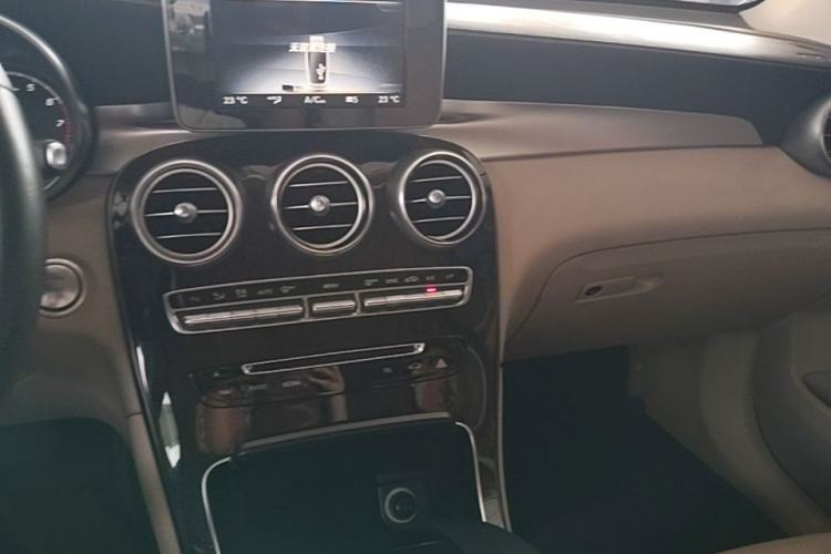 Used Mercedes-Benz GLC 2016 GLC 260 4MATIC Dynamic Edition Center Console