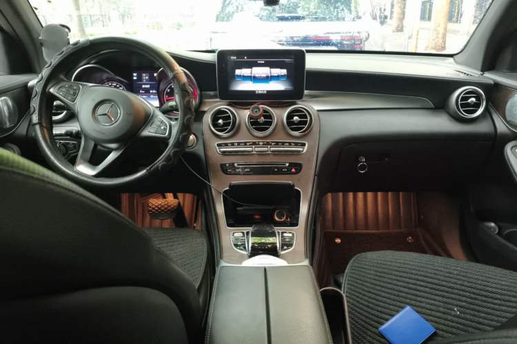 Used Mercedes-Benz GLC 2016 GLC 300 4MATIC Luxury Model Center Console
