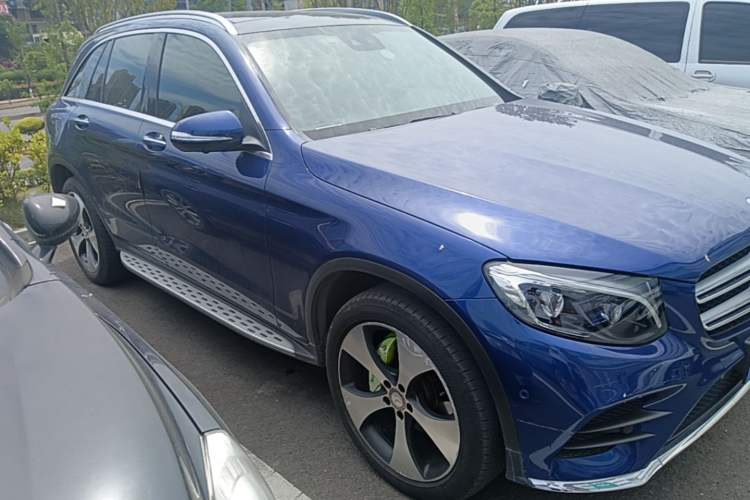 Used Mercedes-Benz GLC 2016 GLC 300 4MATIC Luxury Model Front Right 45 Deg