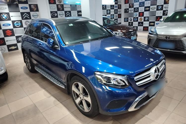 Used Mercedes-Benz GLC 2016 GLC 260 4MATIC Luxury Model Front Right 45 Deg
