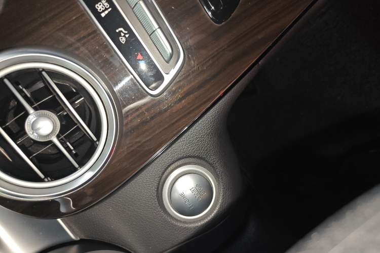 Used Mercedes-Benz GLC 2016 GLC 260 4MATIC Luxury Model Interior 1