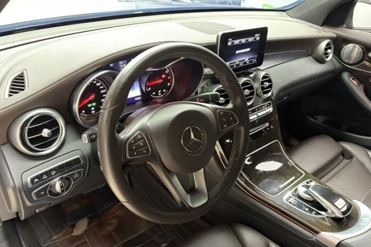Used Mercedes-Benz GLC 2016 GLC 260 4MATIC Luxury Model Interior 2