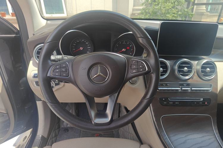 Used Mercedes-Benz GLC 2016 GLC 300 4MATIC Luxury Model Interior 3