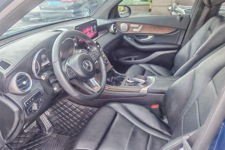 Used Mercedes-Benz GLC 2016 GLC 300 4MATIC Dynamic Model Interior 3