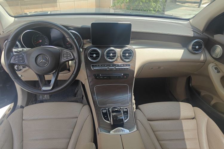 Used Mercedes-Benz GLC 2016 GLC 300 4MATIC Luxury Model Interior 4