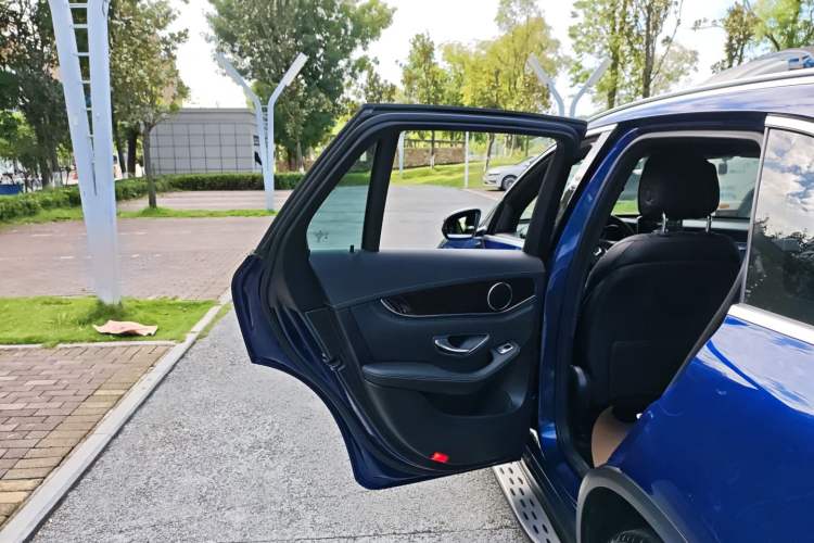 Used Mercedes-Benz GLC 2016 GLC 260 4MATIC Luxury Model Interior 5
