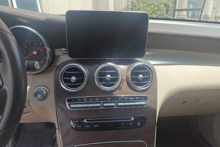 Used Mercedes-Benz GLC 2016 GLC 300 4MATIC Luxury Model Interior 5