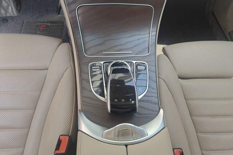 Used Mercedes-Benz GLC 2016 GLC 300 4MATIC Luxury Model Interior 6
