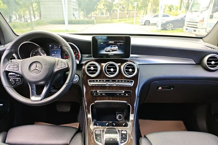 Used Mercedes-Benz GLC 2016 GLC 260 4MATIC Luxury Model Interior 8