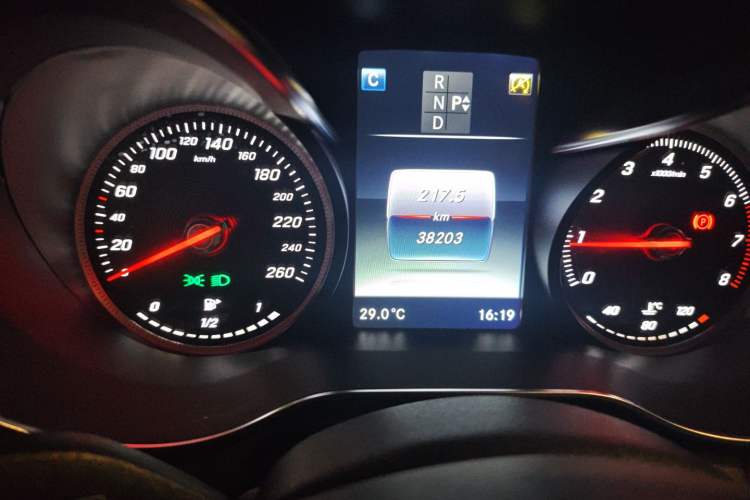 Used Mercedes-Benz GLC 2016 GLC 260 4MATIC Luxury Model Odometer Close Up