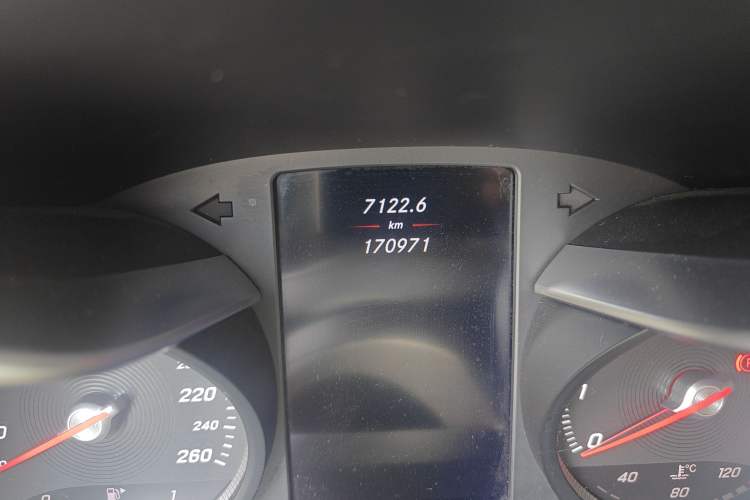 Used Mercedes-Benz GLC 2016 GLC 300 4MATIC Luxury Model Odometer Close Up