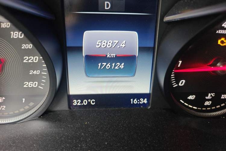 Used Mercedes-Benz GLC 2016 GLC 260 4MATIC Dynamic Edition Odometer Close Up