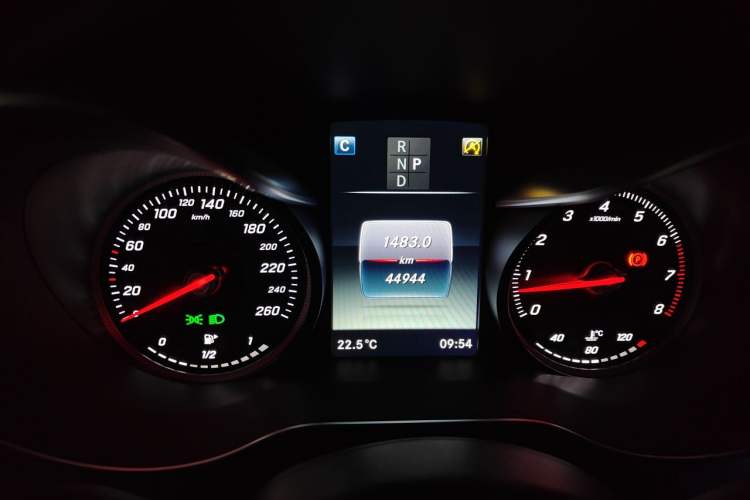 Used Mercedes-Benz GLC 2016 GLC 260 4MATIC Luxury Model Odometer Close Up