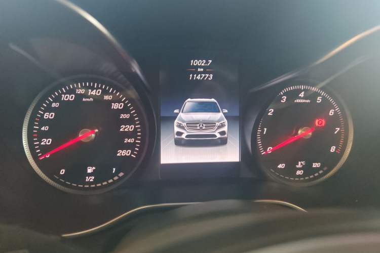 Used Mercedes-Benz GLC 2016 GLC 300 4MATIC Dynamic Model Odometer Close Up