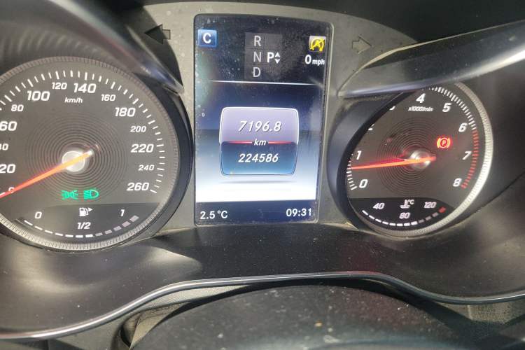 Used Mercedes-Benz GLC 2016 GLC 260 4MATIC Luxury Model Odometer Close Up